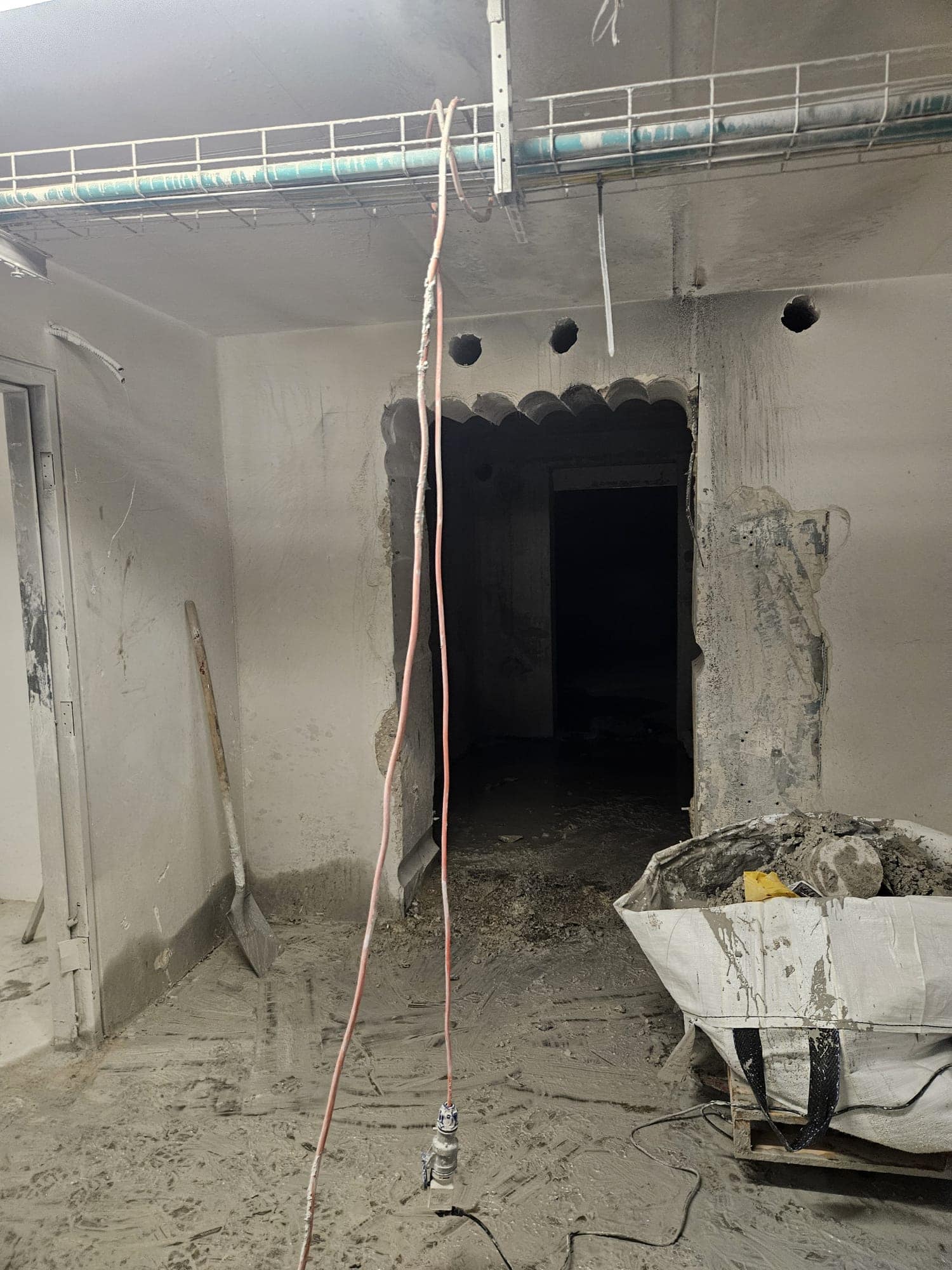ניסור בחניון תת קרקרעי של דלת בטון ענקית